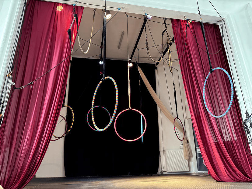 Szkoła akrobatyki powietrznej ze sceną Łódź